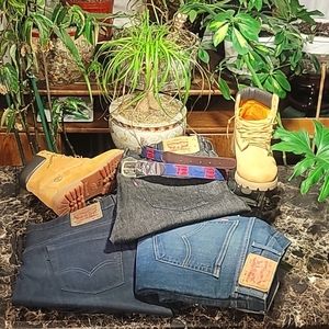 BUNDEL:3 pair of Levi Jean's👖1 pair of Timb Boots 🥾 & Free Tom Brady belt.➰️